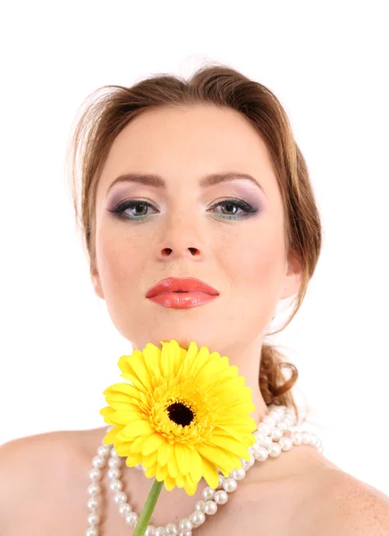 Hermosa mujer joven con maquillaje brillante, la celebración de la flor, aislado en blanco — Foto de Stock