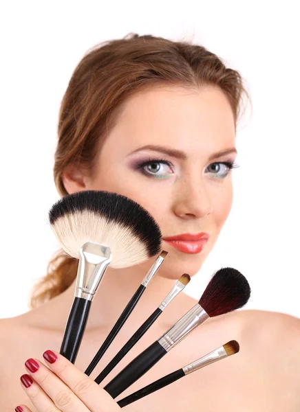 Makyaj fırçaları, üzerinde beyaz izole ile güzel bir kadın portresi