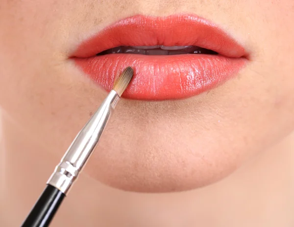 Hermoso maquillaje de labios brillantes, de cerca — Foto de Stock