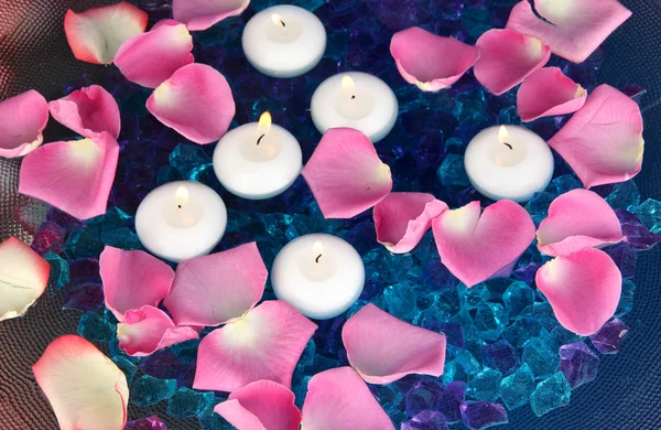 Pétales de roses et bougies dans l'eau close-up — Photo