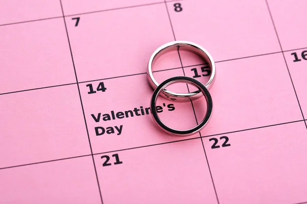 Notes on the calendar (valentines day) and wedding rings, close-up — Stock Photo, Image