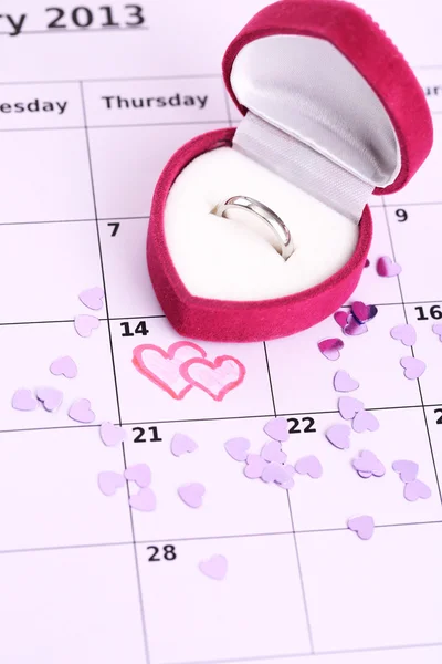 日历 （情人节） 和特写的结婚戒指的注记 — 图库照片