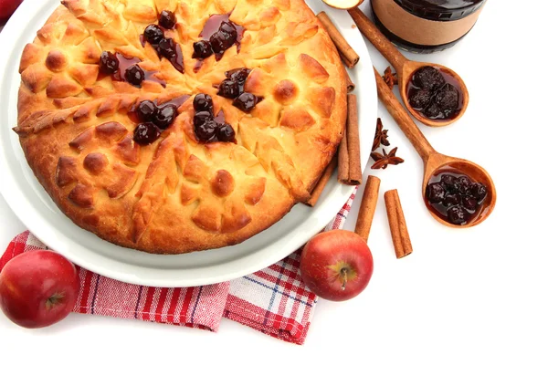 Smakelijk zelfgemaakte taart, appels en jam, geïsoleerd op wit — Stockfoto