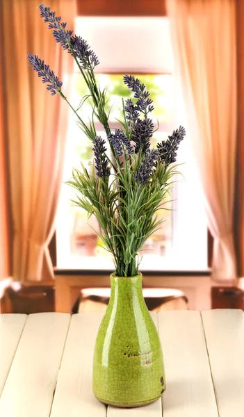Dekorative Keramikvase mit Lavendel auf Holztisch auf Fensterhintergrund — Stockfoto