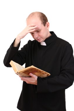 Genç papaz İncil, üzerinde beyaz izole ile