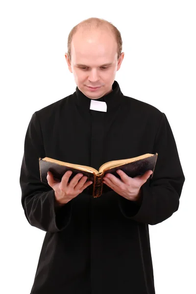 Genç papaz İncil, üzerinde beyaz izole ile — Stok fotoğraf