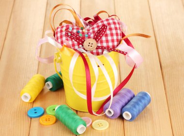 renk kova ile çok renkli kurdeleler ve ahşap arka plan iş parçacığında