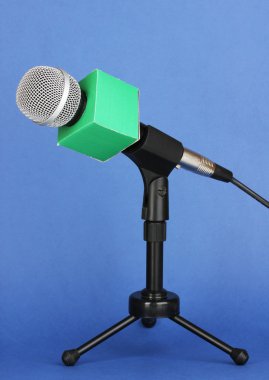 mavi arka plan üzerinde durmak üstünde mikrofon