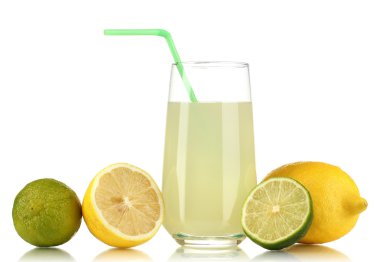 lezzetli limon suyu cam ve limes ve yanında beyaz izole limon