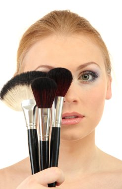 Makyaj fırçaları, üzerinde beyaz izole ile güzel bir kadın portresi