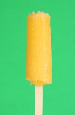 yeşil zemin üzerine sarı meyve suyu buz