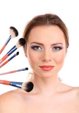 Makyaj fırçaları, üzerinde beyaz izole ile güzel bir kadın portresi