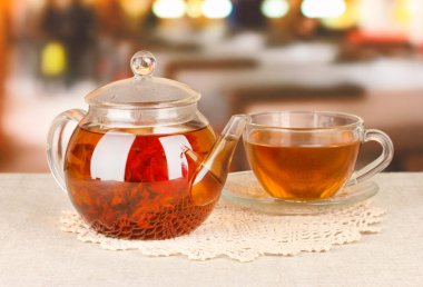 parlak zemin üzerine cam demlik çiçekli egzotik yeşil çay