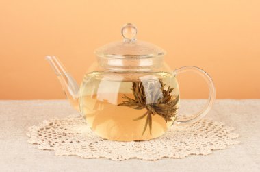 masaya renk background.process çayı üzerinde cam demlik çiçekli egzotik yeşil çay