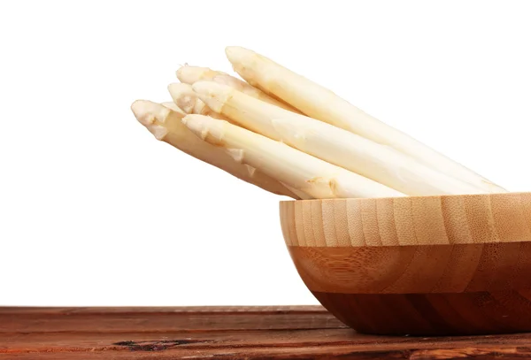 Bellissimo asparago bianco in ciotola su tavolo di legno su sfondo bianco — Foto Stock