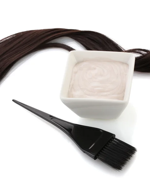 Tigela com tintura de cabelo e escova preta no fundo branco close-up — Fotografia de Stock