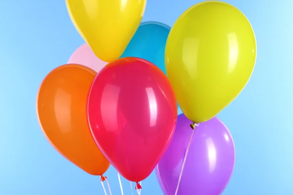 Kleurrijke ballonnen op blauwe achtergrond — Stockfoto