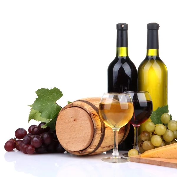 Βαρέλι, μπουκάλια και ποτήρια κρασί, τυρί και σταφύλια, απομονωμένα σε λευκό — Φωτογραφία Αρχείου