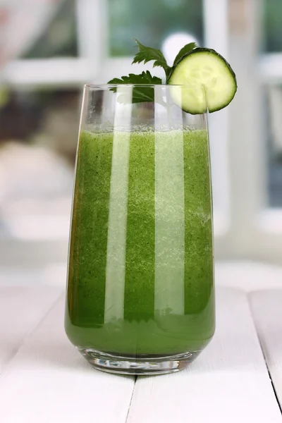 Glas komkommer sap op houten tafel, op de achtergrond van venster — Stockfoto
