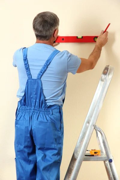 Bouwer meten muur in kamer close-up — Stockfoto