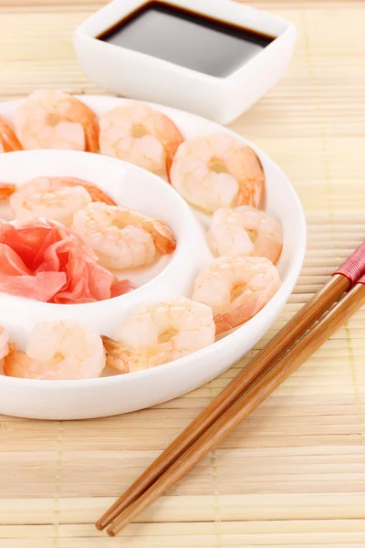 Γαρίδες στο πιάτο με chopsticks και σάλτσα — Φωτογραφία Αρχείου