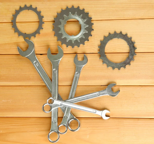 Roues dentées et clés en métal sur fond bois — Photo