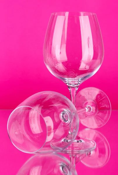 Due bicchieri di vino vuoti su sfondo a colori — Foto Stock