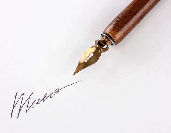 Close-up van handtekening (nep, niet echt) en inkt pen, geïsoleerd op wit — Stockfoto