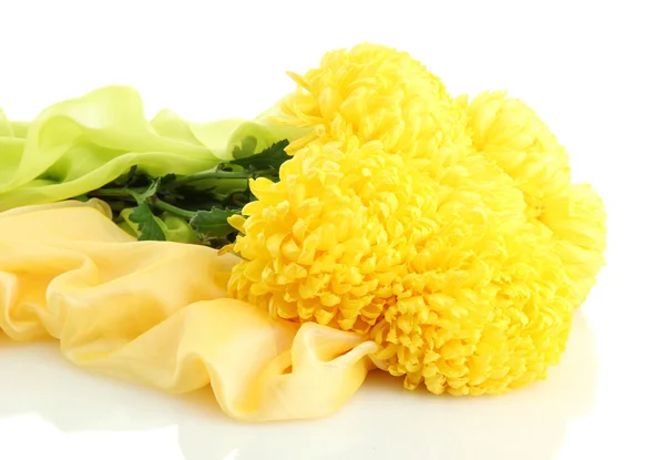 Strauß leuchtend gelber Chrysanthemen-Blüten auf Stoff, isoliert auf Weiß — Stockfoto