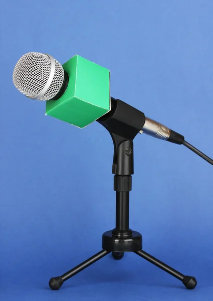 Microfone em stand no fundo azul — Fotografia de Stock