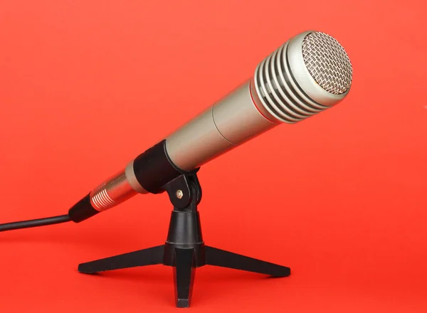 Microfono in stand su sfondo rosso — Foto Stock