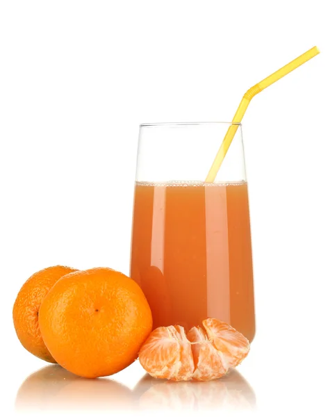 Utsökt tangerine juice i glas och mandariner bredvid det isolerade på vit — Stockfoto