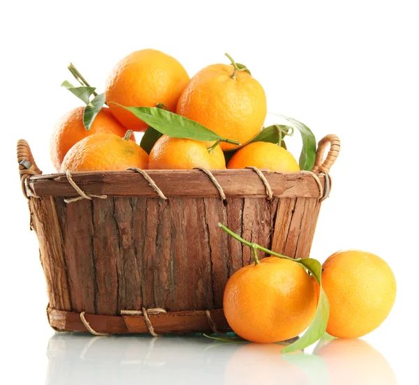 Mandarina dulce madura con hojas en cesta, aislada en blanco —  Fotos de Stock