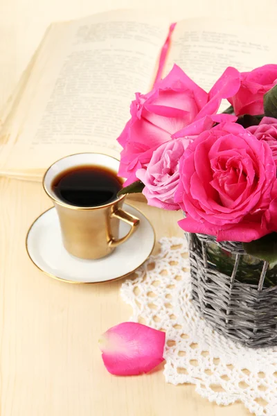 Hermosas rosas rosadas en jarrón en la mesa de madera de cerca —  Fotos de Stock