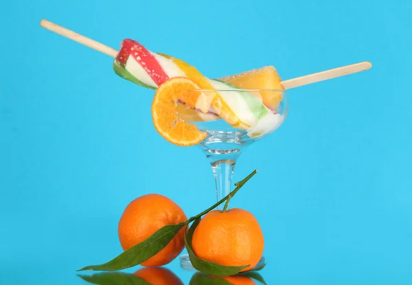 Dwa owoce sok lodu w wazonie na niebieskim tle — Zdjęcie stockowe