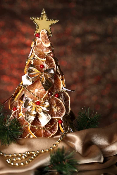 아름 다운 크리스마스 트리 장식, 빛나는 붉은 배경에 함께 건조 레몬의 — 스톡 사진