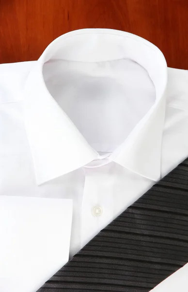 Nya vita mannens skjorta med slips färg på trä bakgrund — Stockfoto