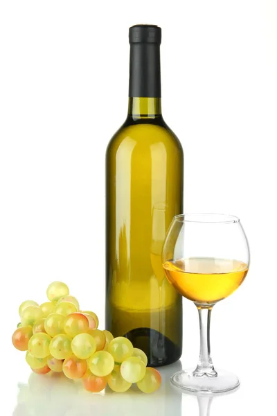 Composición del vino y de las uvas aisladas sobre blanco — Foto de Stock