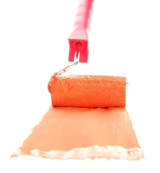 Rolo com tinta laranja isolada no branco — Fotografia de Stock