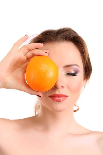 美丽的年轻女子用明亮的化妆品，持有橙，孤立在白色 — 图库照片