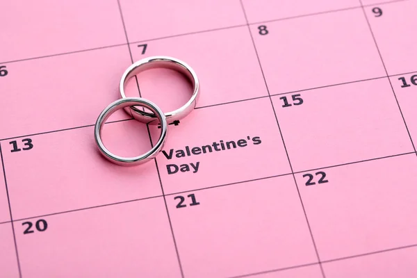 Note sul calendario (giorno di San Valentino) e fedi nuziali, primo piano — Foto Stock