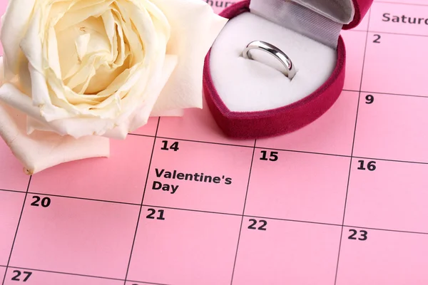 Записки в календарі (день валентин) і обручку, крупним планом — стокове фото
