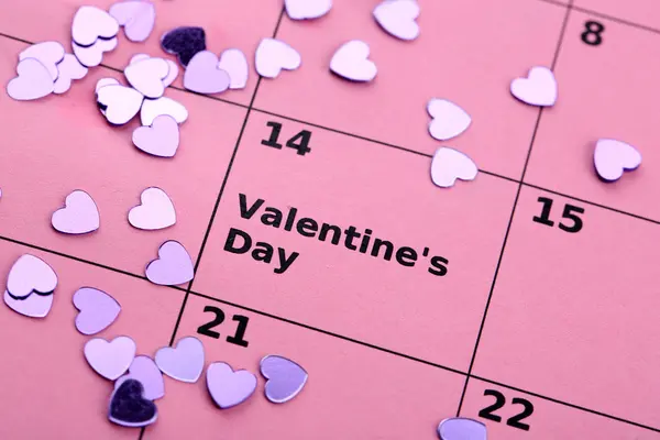 Notas sobre el calendario (día de San Valentín) y rosa, primer plano — Foto de Stock