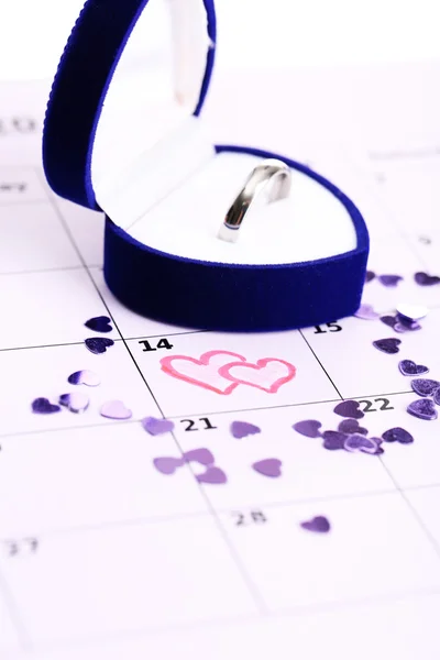 Notas sobre o calendário (dia dos namorados) e anel de casamento, close-up — Fotografia de Stock