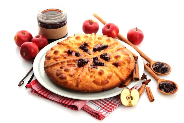 Вкусный домашний пирог, яблоки и варенье, изолированные на белом — стоковое фото