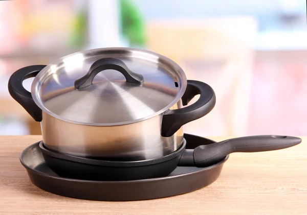 Keukengerei op tafel in de keuken — Stockfoto