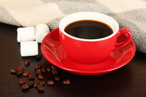 Tasse de café avec écharpe sur la table dans la chambre — Photo