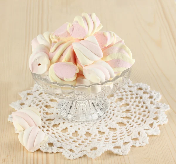 Gentle marshmallow in glass vase on wooden table close-up — Stock Photo, Image