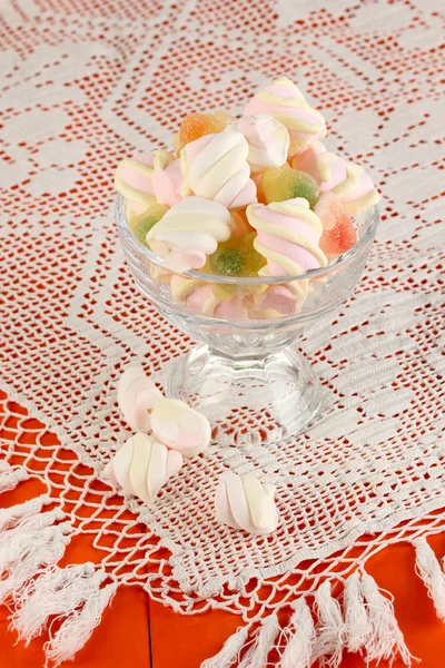 Guimauve douce dans un vase en verre sur table en bois close-up — Photo