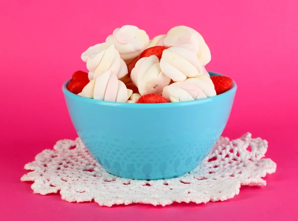 Mild marshmallow i skål på rosa bakgrund — Stockfoto